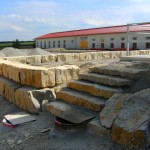 Gestaltung der Außenanlage mit Mauersteinen und Stufen